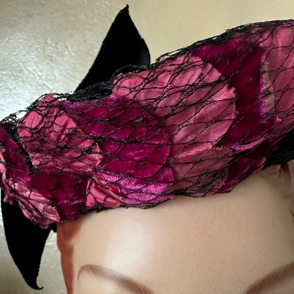 RAVISHING 1930s\' BLACK STRAW HAT WITH VELOUR PETALS COVERED BY VEILING